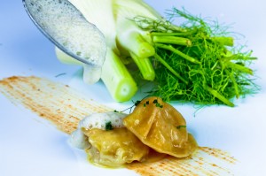 Ravioli de cigala con sopa de hinojo y praline de avellanas