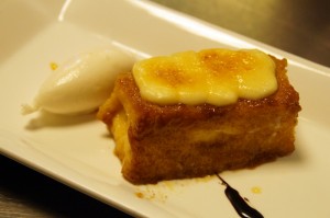 Torrija de pan caramelizada con caramelo de naranja y helado de arroz con leche