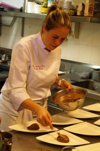 preparando Bombon de chocolate y naranja con crema helada de caramelo y especies