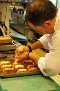 preparando-Torrija-de-pan-caramelizada