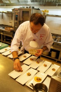 preparando mejillones sobre una crema de anchoas y vermouth preparado