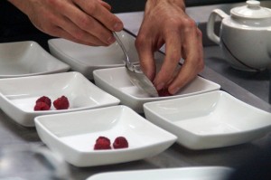 Sopa de frutos secos rojos con helado de queso y granizado de sangría