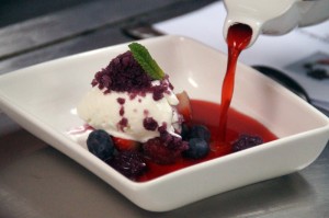 Sopa de frutos secos rojos con helado de queso y granizado de sangría