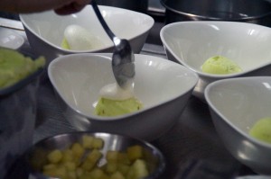 Dados de manzana con su helado y aire de sidra