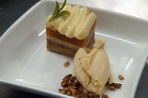 Pastel de limón y albaricoque con helado de caramelo