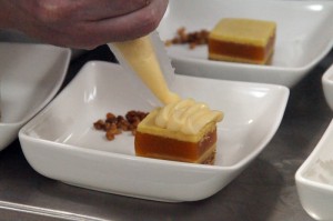  Pastel de limón y albaricoque con helado de caramelo