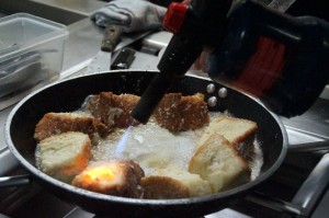 Torrija de coco con helado de mango