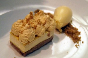 Pastel de praliné de avellana, espuma de whisky y helado de vainilla de Aretxondo