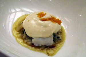 Estofado de bacalao y cebolla con crema de patata y espuma de huevo