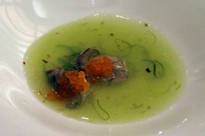 Sopa templada de ostras, algas y huevas de salmón de Aretxondo