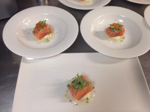 Salmón marinado sobre gel de tomate y mousse de ajo blanco Aizian