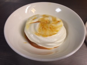 Espuma de arroz con leche sobre sorbete de maracuya y tofee de nata Aizian