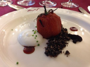 “Tomate confitado sobre tierra de aceitunas negras y aire de queso Parmesano” de Andra Mari