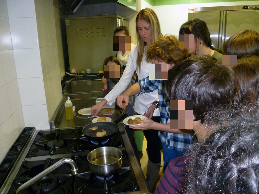 zurine-garcia-alumnos-arrankudiaga-cocinando