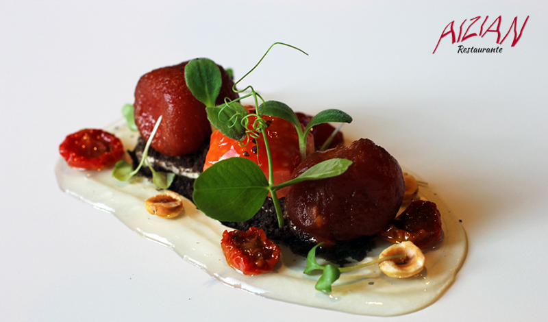Tomates en texturas sobre mousse de anchoas en salazón y tierra de olivas del restaurante Aizian Bilbao