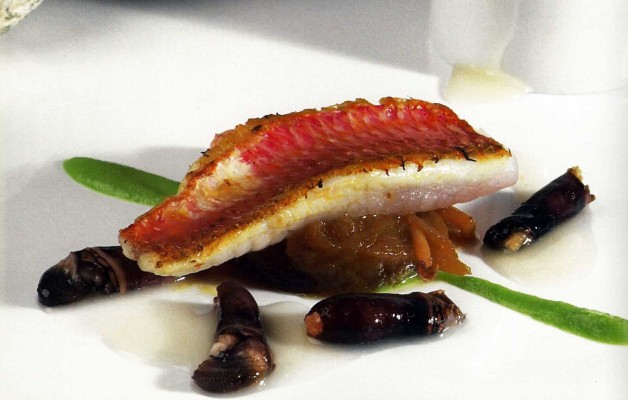 Receta: Salmonetes sobre escalivada de chipirón y caldo de percebes