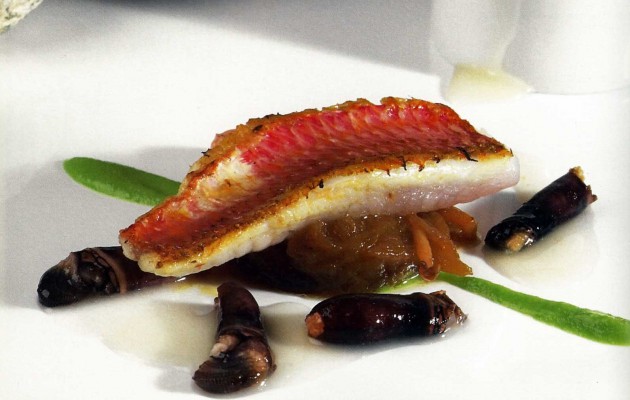 Receta: Salmonetes sobre escalivada de chipirón y caldo de percebes