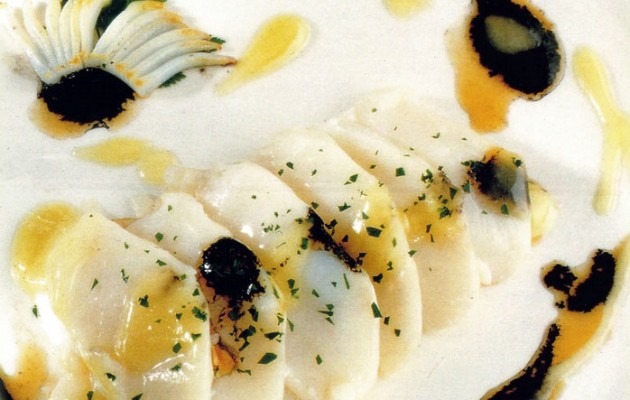 Receta: Laminas de bacalao con salteado de txipirones y su tinta