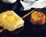 Receta: Bacalao rebozado con tomate frito y yema de huevo