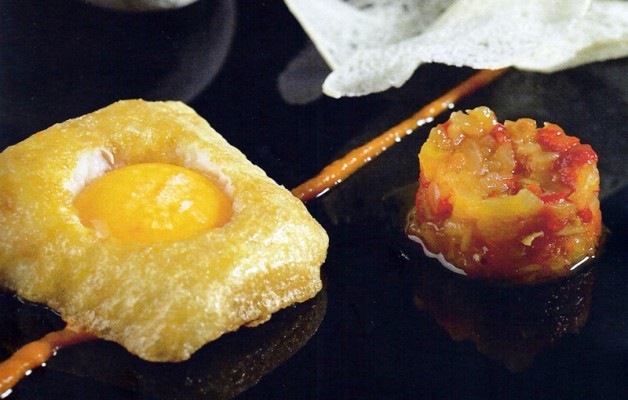 Receta: Bacalao rebozado con tomate frito y yema de huevo