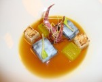 Receta: Sopa de chipirón y cebolla morada de Zalla, ravioli cremoso de su tinta y aceite texturizado