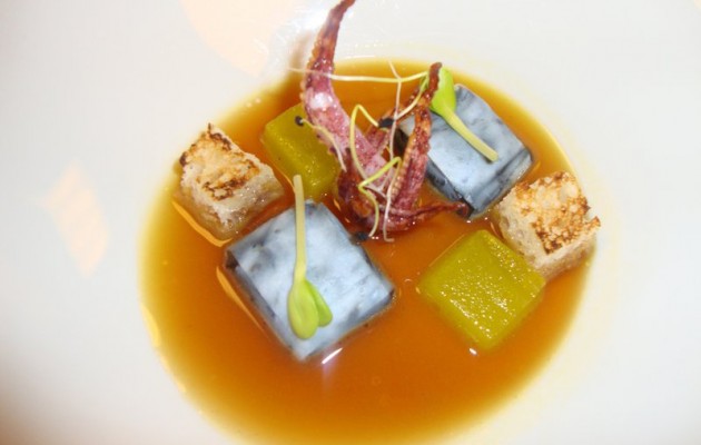 Receta: Sopa de chipirón y cebolla morada de Zalla, ravioli cremoso de su tinta y aceite texturizado