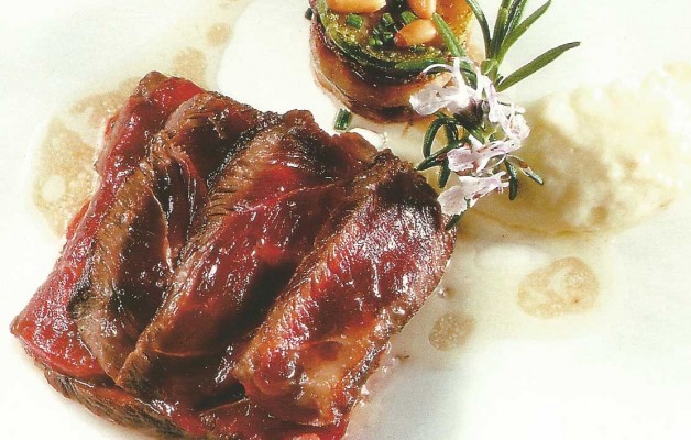 Receta: Steak de buey al romero con milhojas de hongo y calabacín