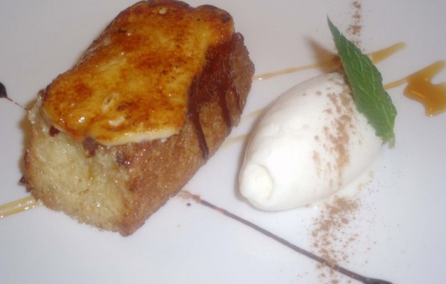 Receta: Torrija de pan caramelizada con helado de arroz con leche