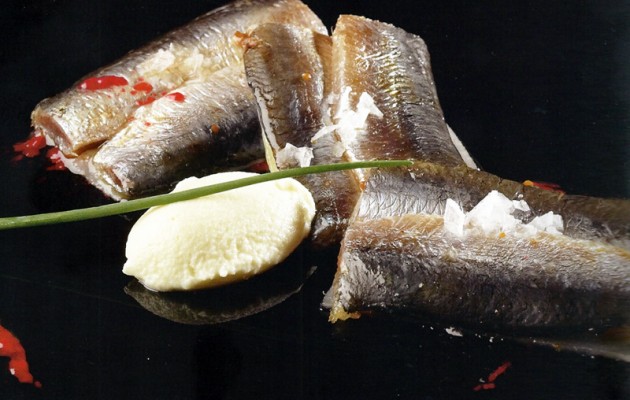 Receta: Filetes de sardina con mousse de ajoblanco y vinagreta de frambuesa