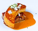 Receta: Foie a la plancha sobre manitas de cerdo y sopa de ajo y pan Labeko