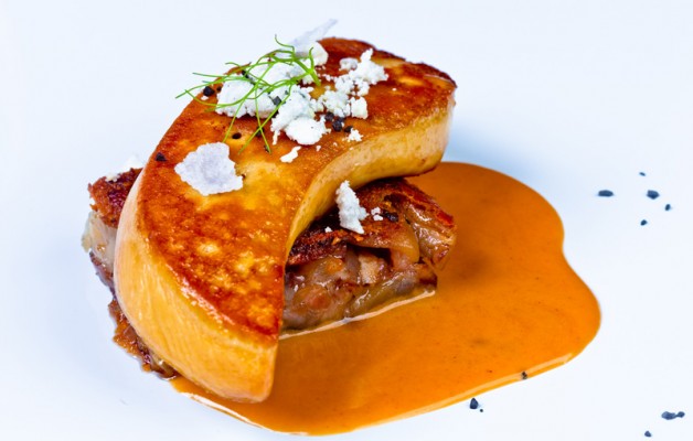 Receta: Foie a la plancha sobre manitas de cerdo y sopa de ajo y pan Labeko