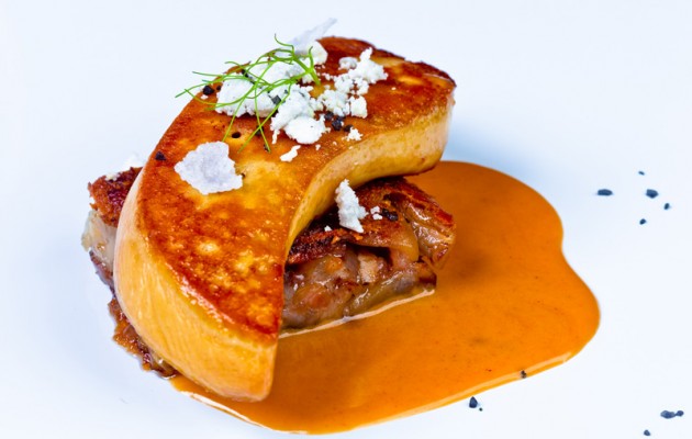 Receta: Foie a la plancha sobre manitas de cerdo y sopa de ajo y pan Labeko