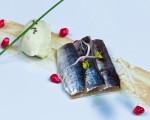Receta: Lomos de sardinas en apio nabo a la sal sobre crema de sardinas viejas