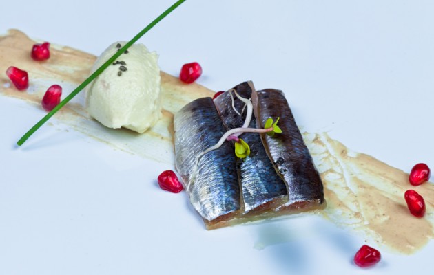 Receta: Lomos de sardinas en apio nabo a la sal sobre crema de sardinas viejas