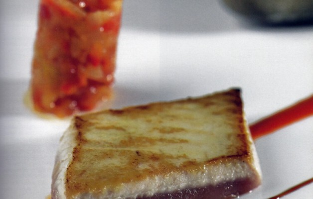 Receta: Entrecot de atún o bonito con pisto de tomate y pilpil de choriceros