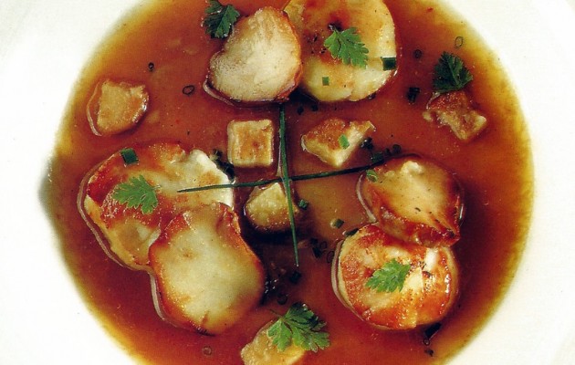 Receta: Sopa de hongos con vieiras y tuétano