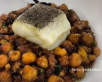 Receta: Garbanzos estofados con bacalao y morcilla