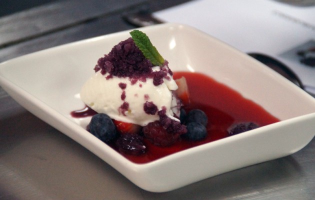 Receta: Sopa de frutos rojos con helado de queso y granizado de sangría