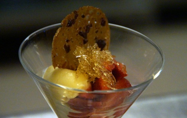 Receta: Fresas marinadas sobre crema de almendras y helado de vinagre de Módena