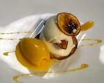Receta: Mousse de yogur griego sobre hojas de frutas con su helado de mango
