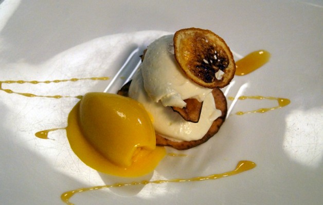 Receta: Mousse de yogur griego sobre hojas de frutas con su helado de mango