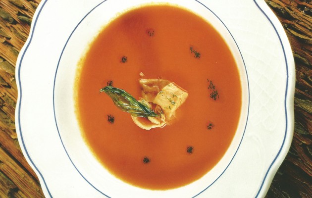 Receta: Sopa fría de tomate a la albahaca con bonito marinado