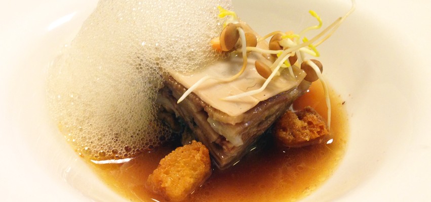 Lasagna de morros de ternera y sepia con jugo de txipirones y aire de piquillos y pimentón