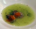 Receta: Sopa templada de ostras, algas y huevas de salmón
