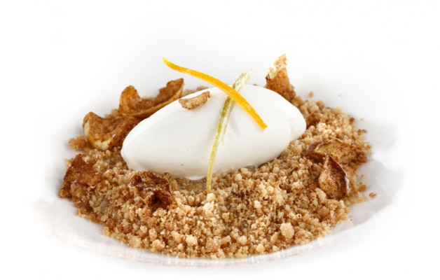 Receta: Helado de queso fresco sobre crumble y toques ácidos