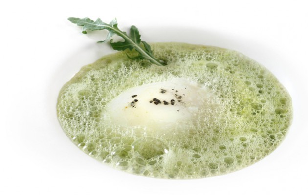 Receta: Huevo a baja temperatura sobre royal de foie, jugo de champiñones y aire de rúcula y ajo tiernos