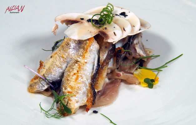 kokotxas de merluza a la plancha con setas, oreja de cerdo y consomé de hongos al Jerez restaurante aizian bilbao